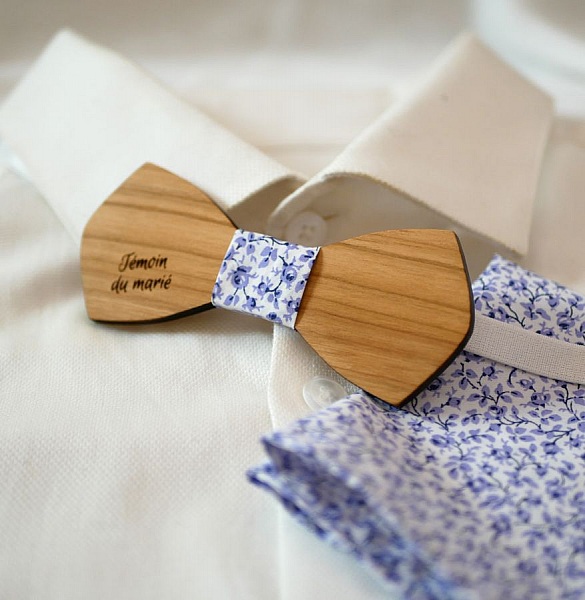 Mickael Liberty clutchveske med bl&aring; blomster og sl&oslash;yfe i tre, kan tilpasses