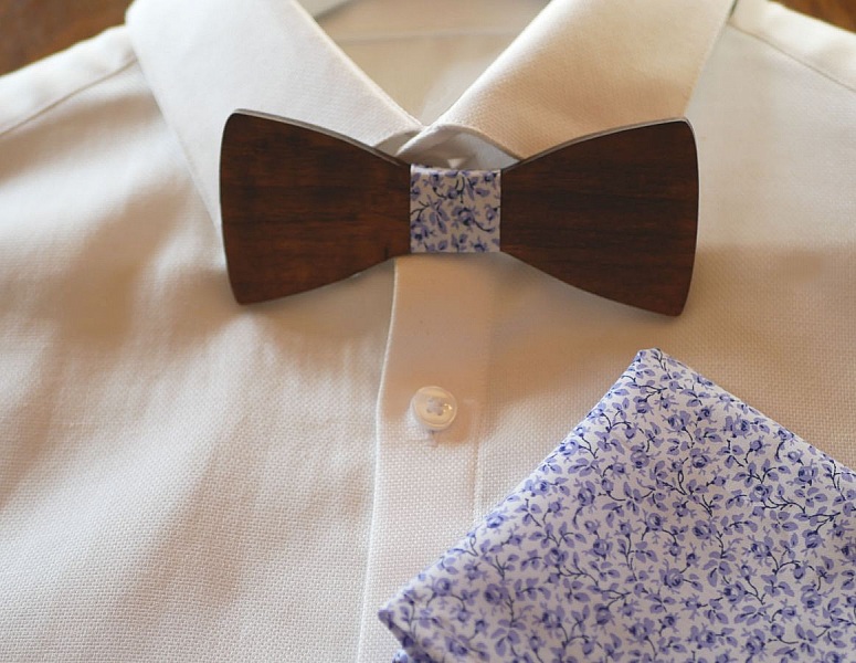 Mickael Liberty clutchveske med bl&aring; blomster og sl&oslash;yfe i tre, kan tilpasses