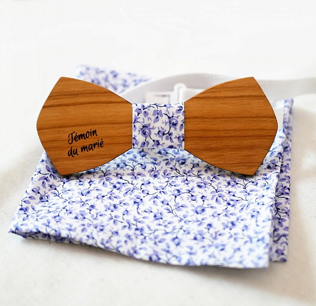 Mickael Liberty clutchveske med bl&aring; blomster og sl&oslash;yfe i tre, kan tilpasses