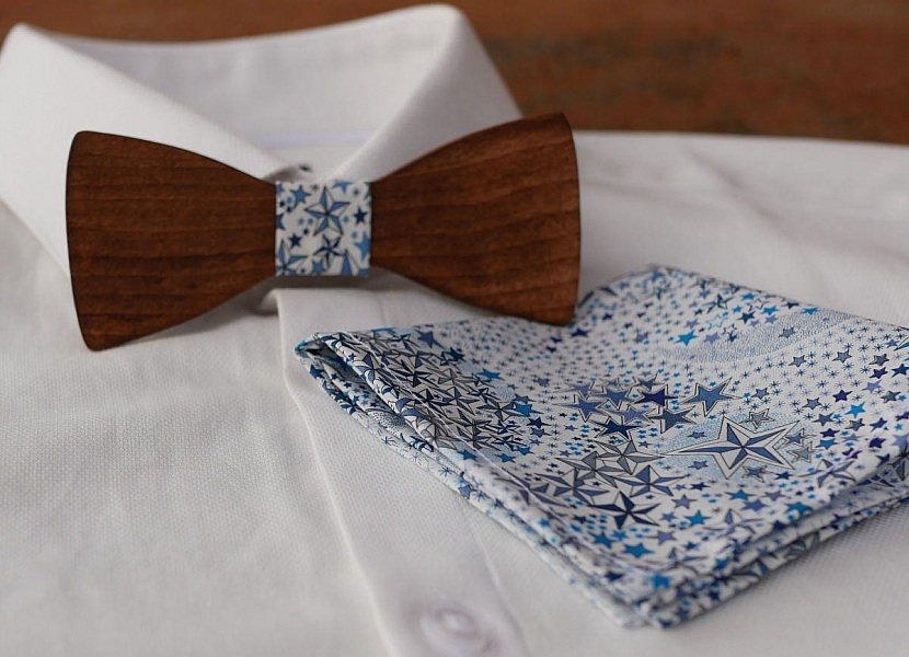 Pochette Liberty &eacute;toiles bleues  et noeud papillon en bois personnalisable