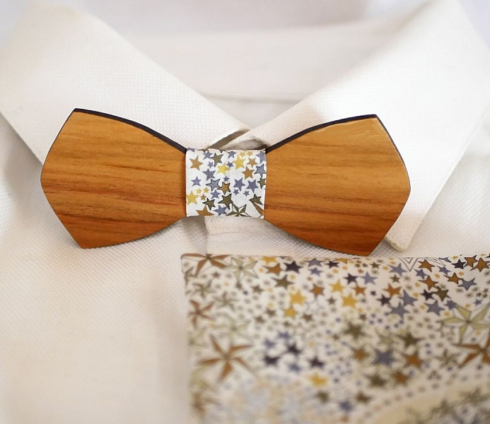 Tilpassbar Liberty brun stjerner og sl&oslash;yfepose i tre med sl&oslash;yfe