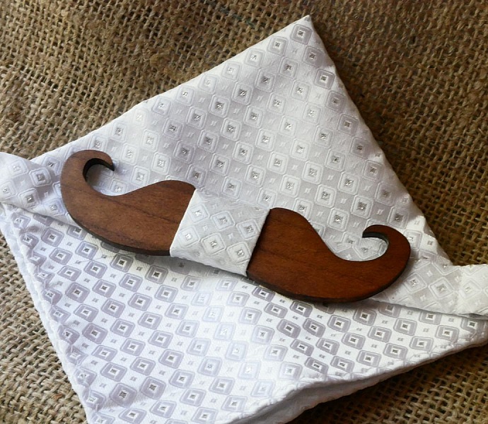 Hvit satengpose og sl&oslash;yfe i tre etter eget valg