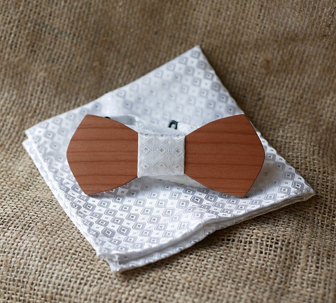 Hvit satengpose og sl&oslash;yfe i tre etter eget valg