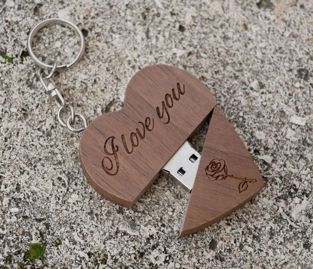Hjerteformet USB-nøkkelring i mørkt tre som du kan gjøre personlig med gravering