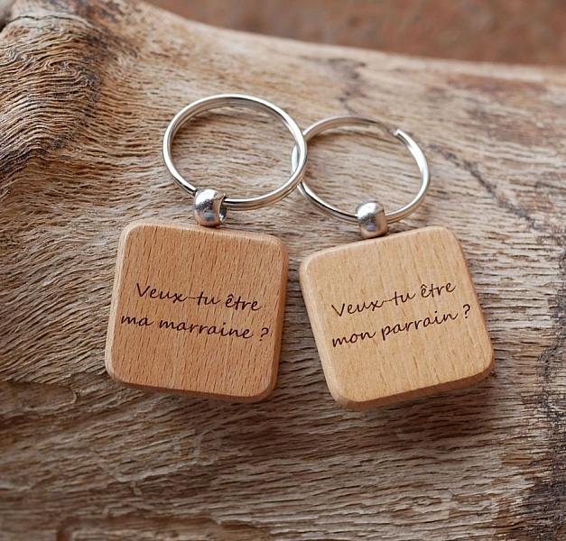 Firkantet n&oslash;kkelring i tre som kan personaliseres med gravering