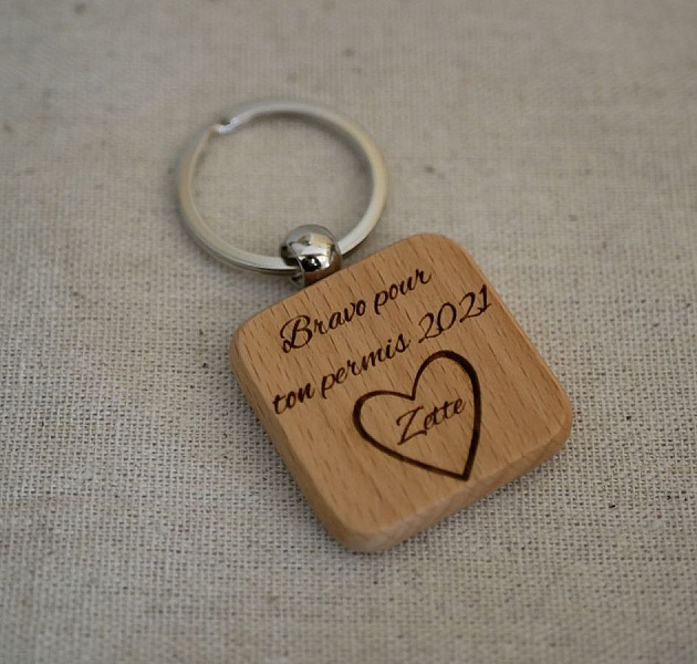 Firkantet n&oslash;kkelring i tre som kan personaliseres med gravering