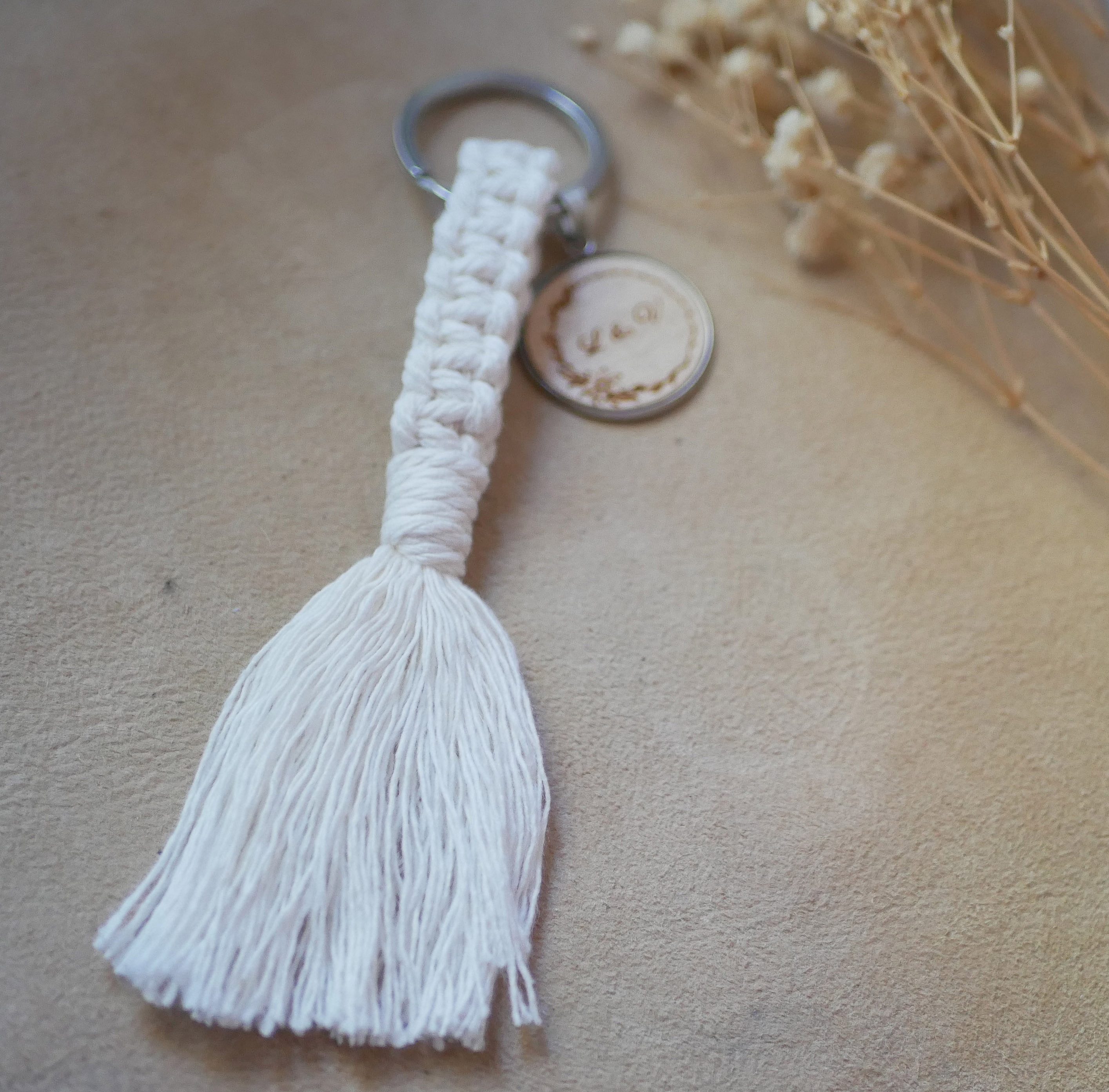 N&oslash;kkelring med personlig cabochon i tre og makram&eacute;dekorasjon i et utvalg av farger 