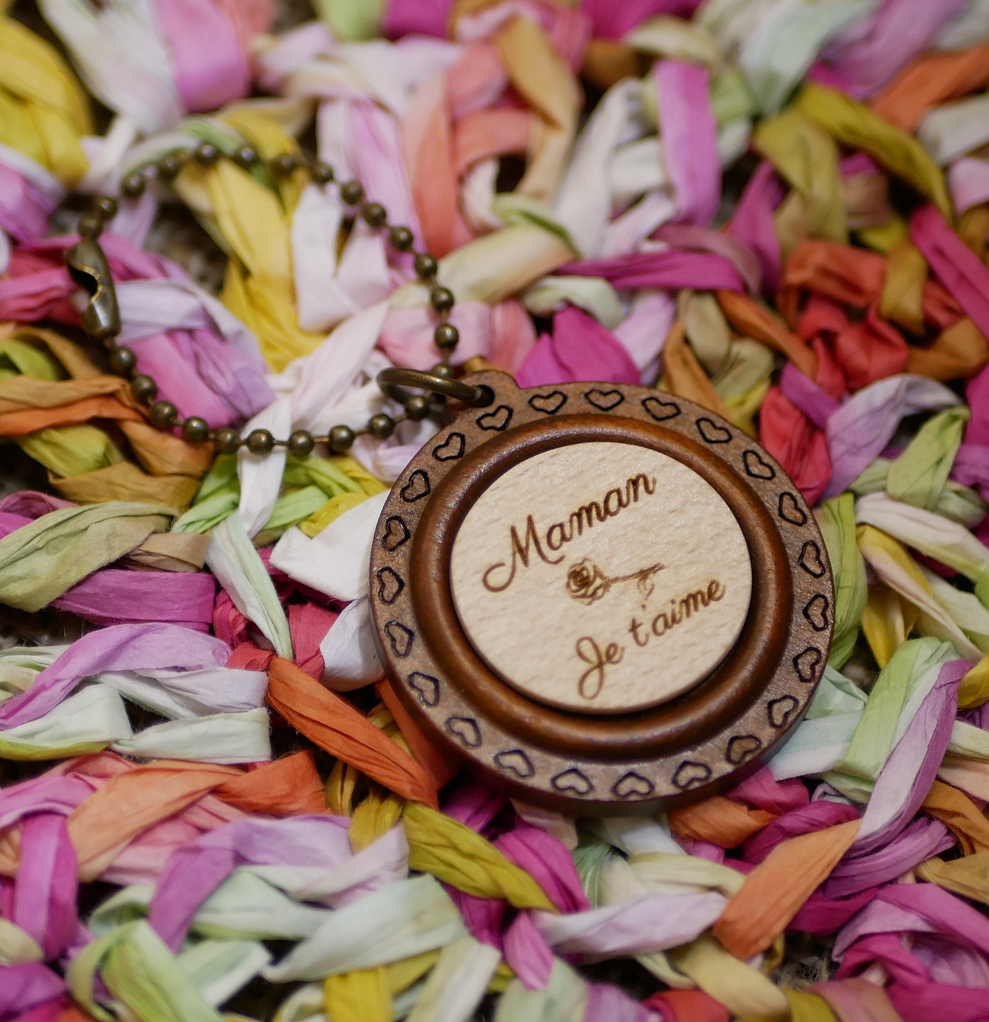 N&oslash;kkelring med cabochon i tre p&aring; en rund ramme av kirseb&aelig;rtre som kan graveres med en personlig inngravering