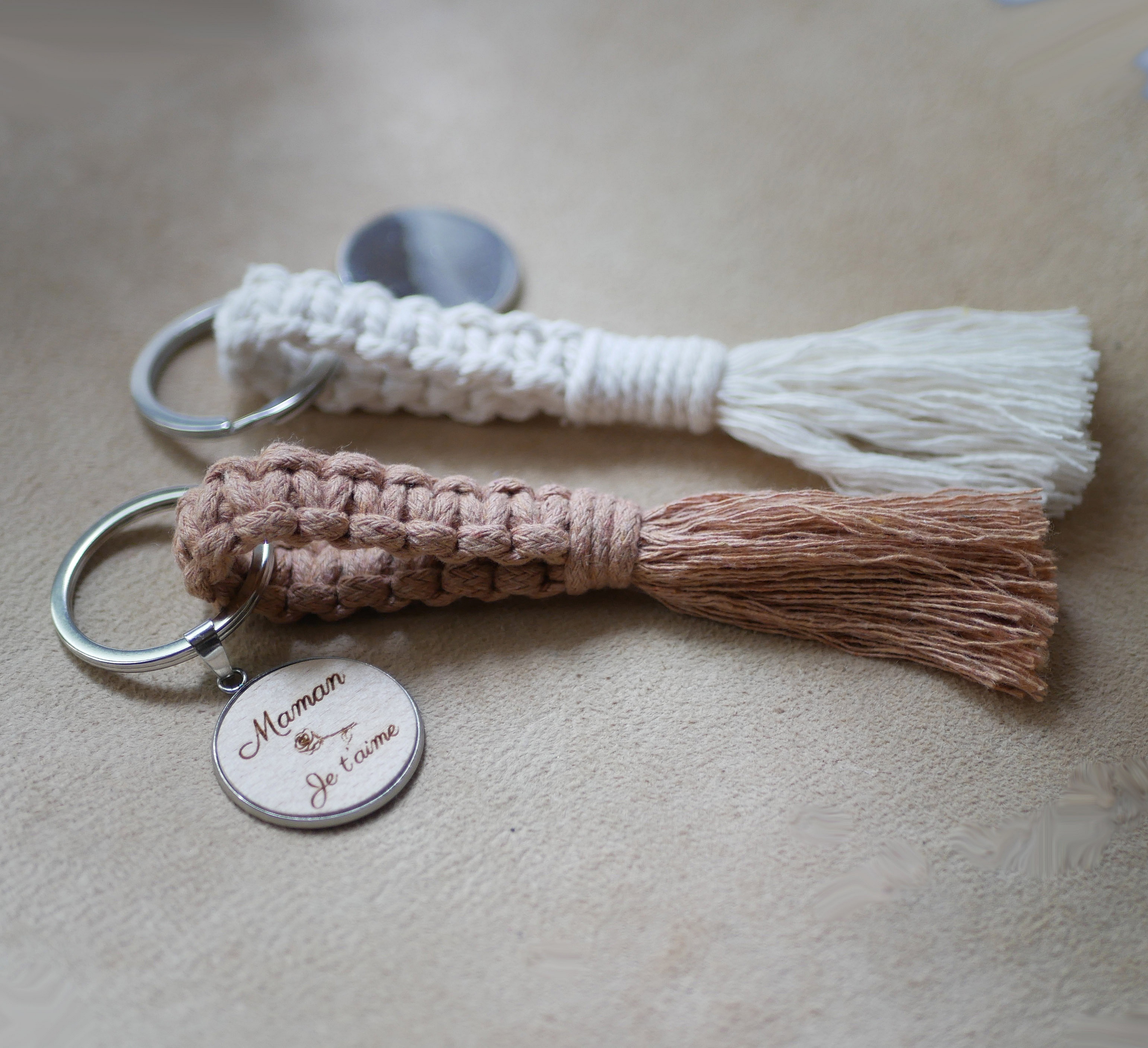 N&oslash;kkelring med personlig cabochon i tre og makram&eacute;dekorasjon i et utvalg av farger 