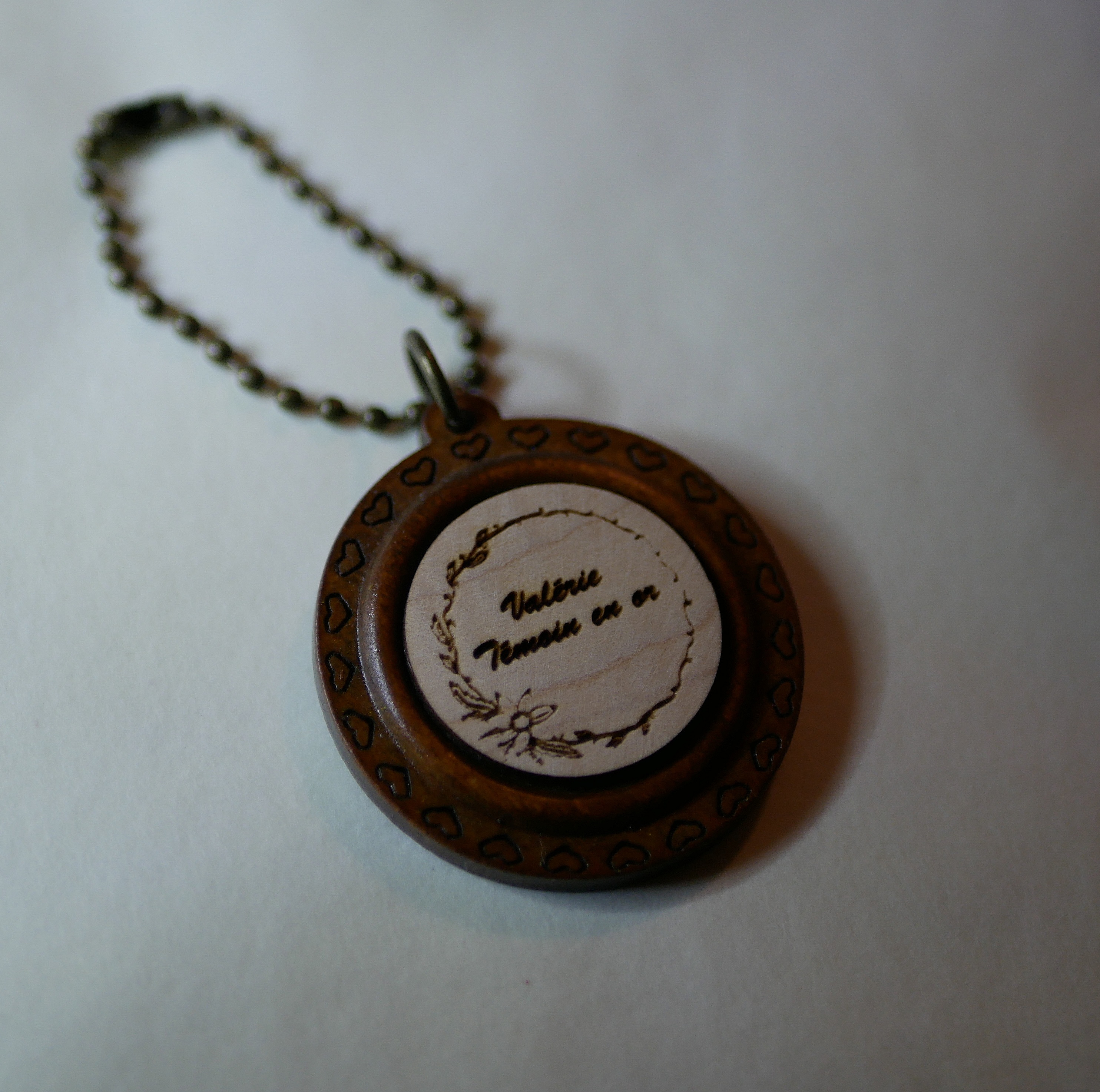 N&oslash;kkelring med cabochon i tre p&aring; en rund ramme av kirseb&aelig;rtre som kan graveres med en personlig inngravering