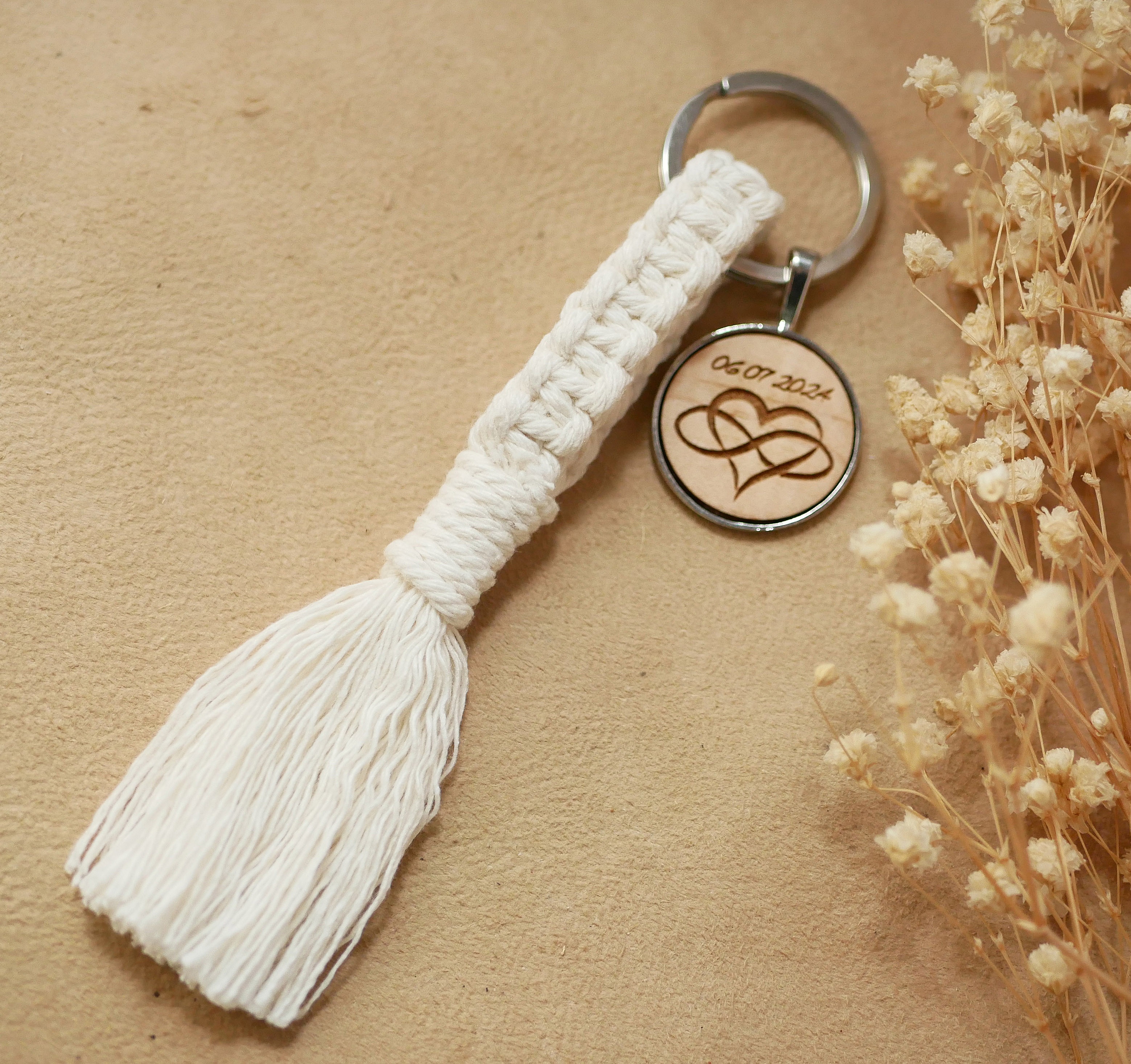 N&oslash;kkelring med personlig cabochon i tre og makram&eacute;dekorasjon i et utvalg av farger 