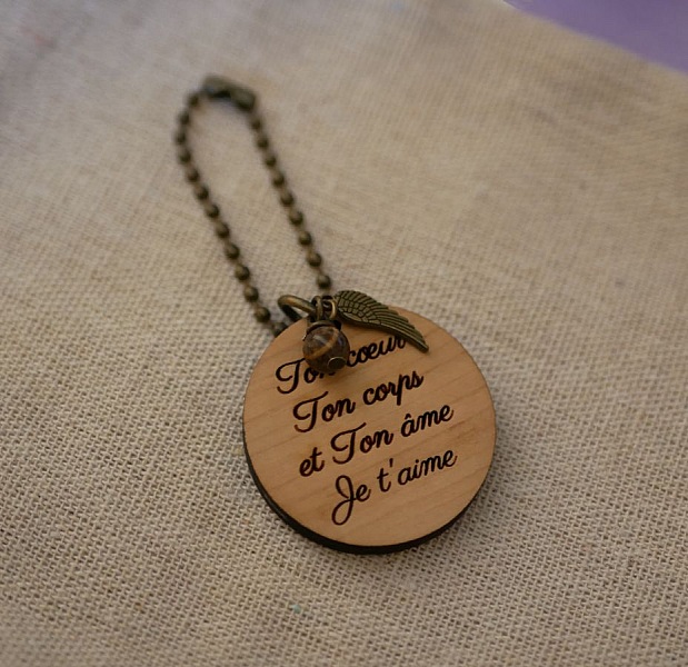 Perle og rund n&oslash;kkelring i kirseb&aelig;rtre som kan personaliseres med gravering.