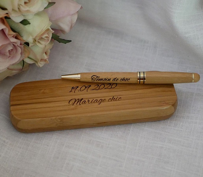 Stylo en bambou grav&eacute; dans coffret en bois massif personnalis&eacute;