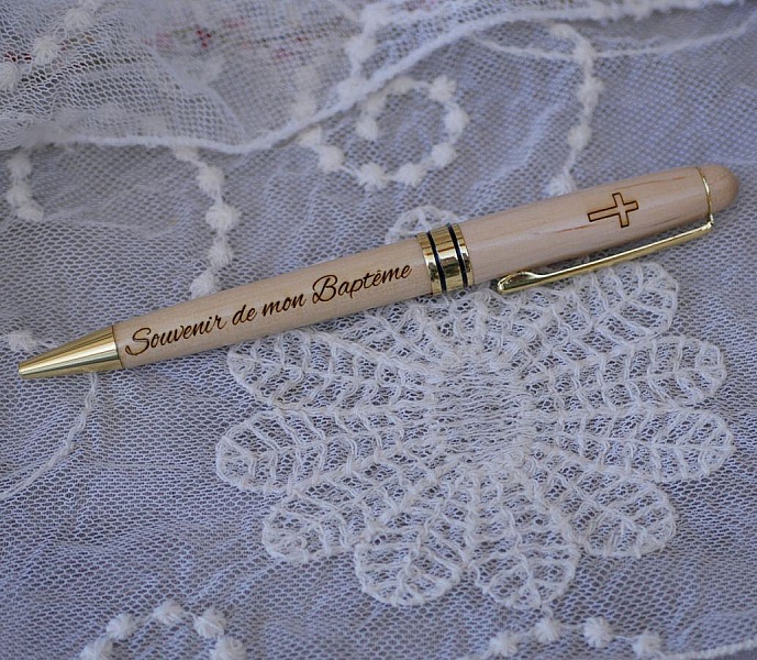 Gravert penn i l&oslash;nnetre i en massiv trekasse