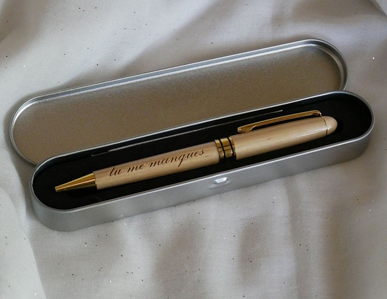 Stylo grav&eacute; personnalis&eacute; en bois coffret m&eacute;tal