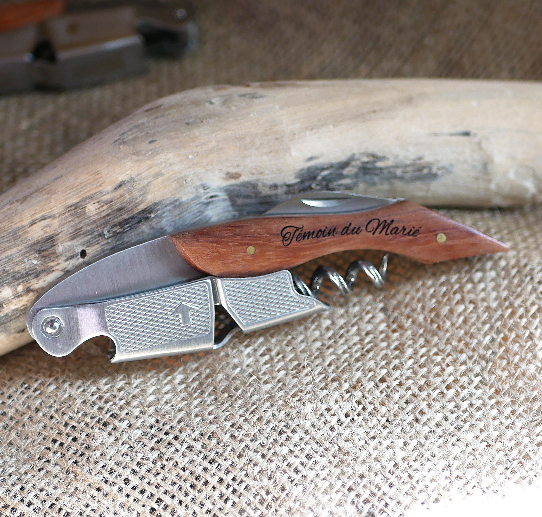 Korketrekker med gravert treh&aring;ndtak som kan personaliseres