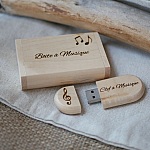 128 GB USB-minnepinne 3.0 i en spesialdesignet eske av lyst l&oslash;nnetre