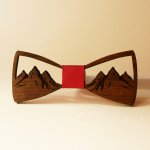 Fransk tversoversl&oslash;yfe i tre dekorert med gjennombrutte fjell 