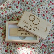 32 GB USB-pinne i en lønnboks for å personalisere