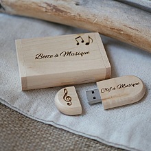 128 GB USB-minnepinne 3.0 i en spesialdesignet eske av lyst l&oslash;nnetre