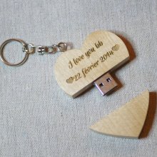 USB-nøkkelring med inngravert hjerte i tre for å gjøre den personlig