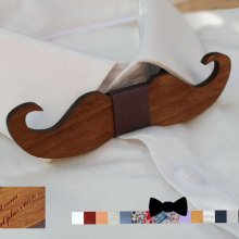 Farget tre Moustache butterfly for å tilpasse laget i Frankrike