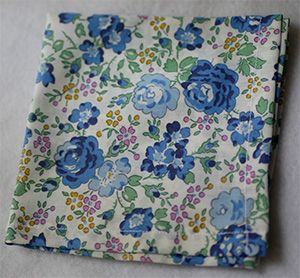 L11-Liberty Felicite blå+Firkantet lomme (+ 10.80 €)