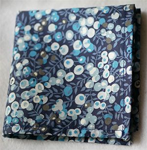 L13- Liberty Wiltshire blå+Firkantet lomme (+ 10.80 €)